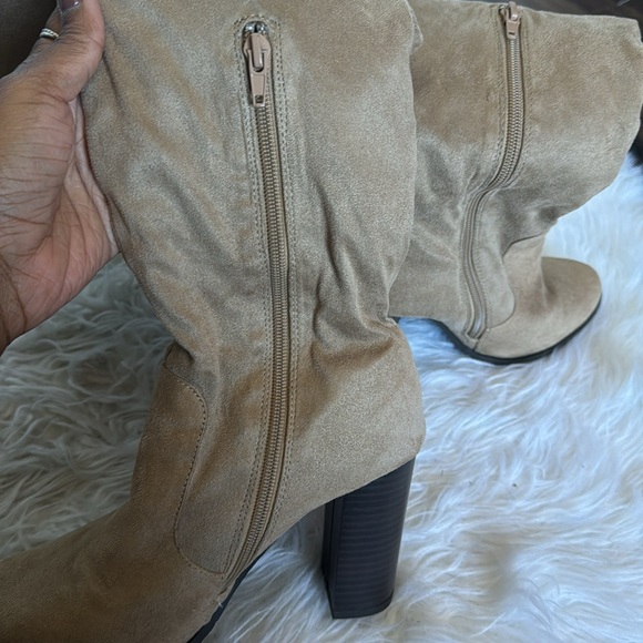 KNEE HIGH CHUNKY HEEL BOOTS - Picture 4 of 8